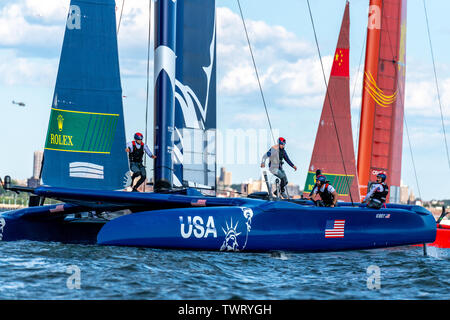 New York, USA. 22 Juin, 2019. L'équipe américaine SailGP voiles catamaran F50 dans la rivière Hudson à New York au cours de l'SailGP événement. Credit : Enrique Shore/Alamy Live News Banque D'Images