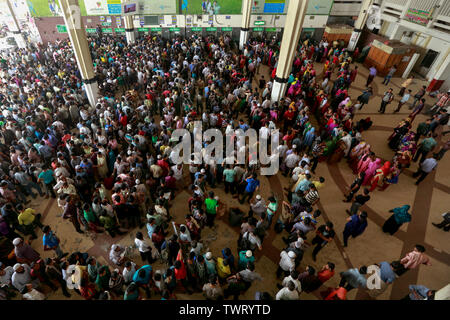 Une grande foule de personnes se sont réunies à Kamalapur gare pour aller chercher les billets de train pour rentrer chez moi pour célébrer Eid ul-Fitr, Dhaka, Bangladesh. Banque D'Images