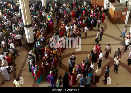 Une grande foule de personnes se sont réunies à Kamalapur gare pour aller chercher les billets de train pour rentrer chez moi pour célébrer Eid ul-Fitr, Dhaka, Bangladesh. Banque D'Images