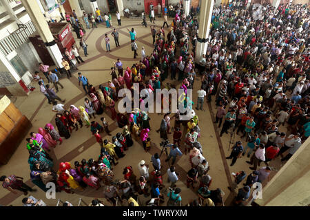 Une grande foule de personnes se sont réunies à Kamalapur gare pour aller chercher les billets de train pour rentrer chez moi pour célébrer Eid ul-Fitr, Dhaka, Bangladesh. Banque D'Images