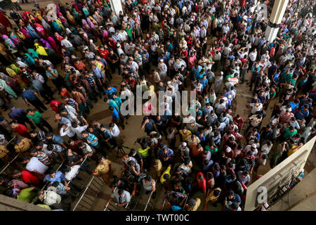 Une grande foule de personnes se sont réunies à Kamalapur gare pour aller chercher les billets de train pour rentrer chez moi pour célébrer Eid ul-Fitr, Dhaka, Bangladesh. Banque D'Images