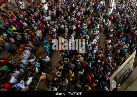 Une grande foule de personnes se sont réunies à Kamalapur gare pour aller chercher les billets de train pour rentrer chez moi pour célébrer Eid ul-Fitr, Dhaka, Bangladesh. Banque D'Images