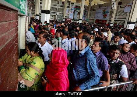 Une grande foule de personnes se sont réunies à Kamalapur gare pour aller chercher les billets de train pour rentrer chez moi pour célébrer Eid ul-Fitr, Dhaka, Bangladesh. Banque D'Images