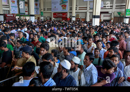 Une grande foule de personnes se sont réunies à Kamalapur gare pour aller chercher les billets de train pour rentrer chez moi pour célébrer Eid ul-Fitr, Dhaka, Bangladesh. Banque D'Images