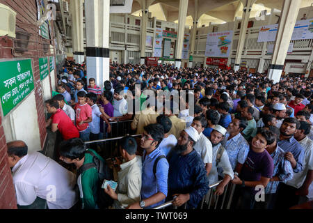 Une grande foule de personnes se sont réunies à Kamalapur gare pour aller chercher les billets de train pour rentrer chez moi pour célébrer Eid ul-Fitr, Dhaka, Bangladesh. Banque D'Images