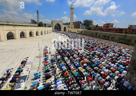 Les musulmans offrent Eid-ul-Fitr Baitul Mukarram prières à la Mosquée Nationale à Dhaka, au Bangladesh. Banque D'Images