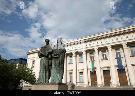 SOFIA, BULGARIE - 22 juin 2019 : vue d'été de la Bibliothèque nationale Saint Cyril et Saint Methodius à Sofia, Bulgarie. Monument de Cyrille et Méthode. Banque D'Images