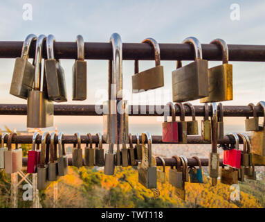 Un grand nombre de cadenas sur les rambardes métalliques. Focus sélectif. Banque D'Images