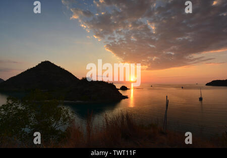 Coucher de soleil sur Labuan Bajo, l'île de Flores, en Indonésie Banque D'Images