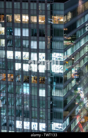 Bâtiment moderne en verre lumineux avec fenêtre gratte-ciel Banque D'Images