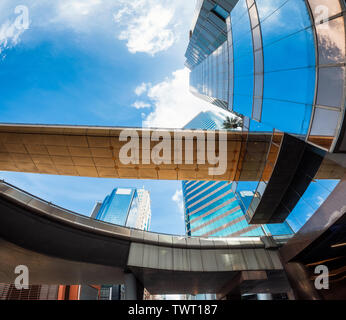 Angle view of skyscrapers avec pont de l'autoroute dans quartier des affaires Banque D'Images