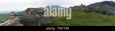 LEZHE, ALBANIE - CIRCA MAI 2019 Panorama de l'ancienne forteresse en ruines et la vallée Banque D'Images