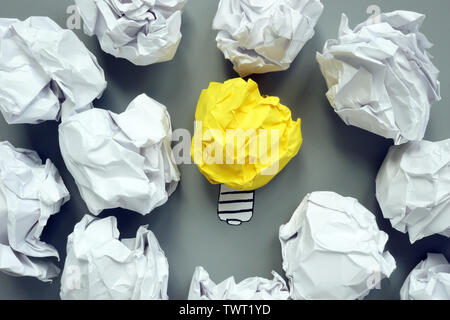 Idée et concept de créativité. Ampoule et boules de papier avec des plans. Banque D'Images
