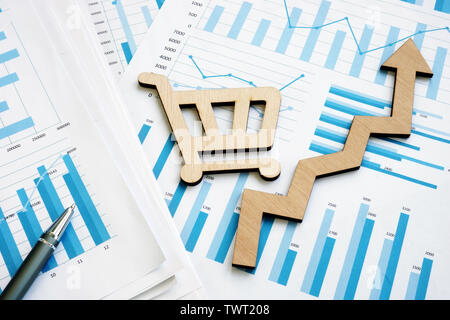 Courbe de croissance des ventes et de panier. Stratégie de réussite en affaires. Banque D'Images