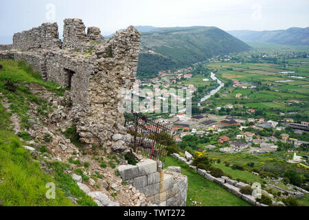 LEZHE, ALBANIE - CIRCA MAI 2019 Les ruines dans la vieille forteresse et la vallée Banque D'Images