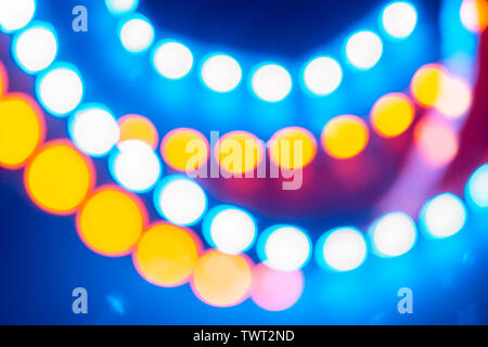 Rouge Bleu Jaune neon guirlandes de lumières bokeh. Arrière-plan de fête des couleurs rétro. Banque D'Images