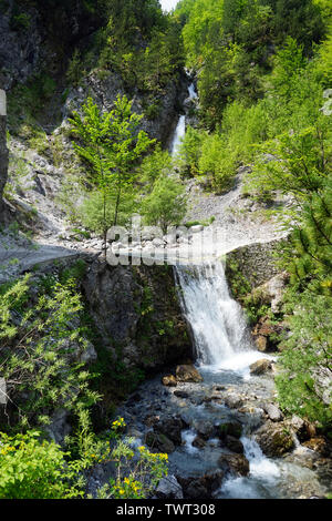 Rivière de montagne et route près de Theth en Albanie Banque D'Images
