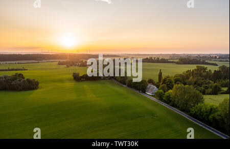 Coucher de soleil sur un champ agricole ou prairie, sunset sky Banque D'Images