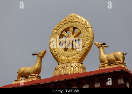 Close up de la Roue du Dharma et cerfs sur haut de Temple Jokhang. Dharmachakra, Golden, saint, sacré, spirituel, le Dalaï Lama, buddishm, pèlerins. Banque D'Images