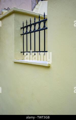 Photographie couleur de peintures décoratives en fer forgé fonte forge artistique clôture avec lumière intégrée dans le jardin Chambre peint mur. Garde-corps métallique. Image prise à Ioannina, Grèce Banque D'Images