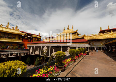 Lhassa / Tibet:Vue sur le toit-terrasse du temple Jokhang. L'ancien bâtiment est le temple le plus important au Tibet et un centre du bouddhisme tibétain. Banque D'Images