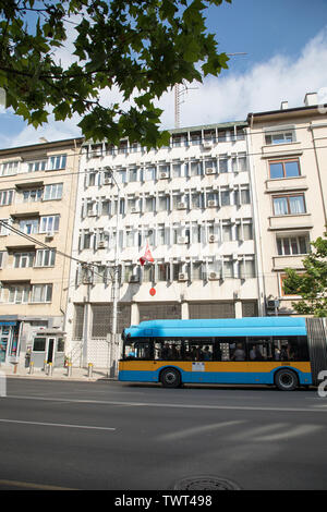 SOFIA, BULGARIE, LE 22 JUIN 2019 : Ambassade de Turquie à Sofia city avec le traditionnel drapeau turc sur l'accumulation dans le temps tous les jours. Banque D'Images