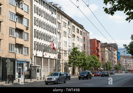 SOFIA, BULGARIE, LE 22 JUIN 2019 : Ambassade de Turquie à Sofia city avec le traditionnel drapeau turc sur l'accumulation dans le temps tous les jours. Banque D'Images