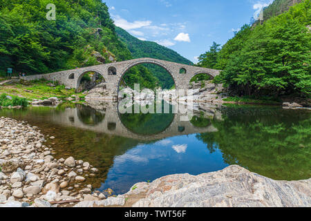 Le plus Dyavolski est une arche au pont sur la rivière Arda situé dans une gorge étroite situé à 10 km de la ville bulgare de Ardino devils bridge Banque D'Images