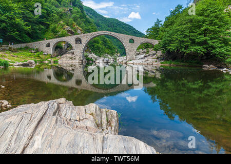 Le plus Dyavolski est une arche au pont sur la rivière Arda situé dans une gorge étroite situé à 10 km de la ville bulgare de Ardino devils bridge Banque D'Images