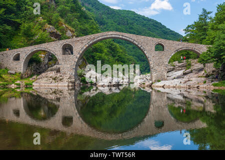 Le plus Dyavolski est une arche au pont sur la rivière Arda situé dans une gorge étroite situé à 10 km de la ville bulgare de Ardino devils bridge Banque D'Images