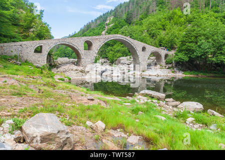 Le plus Dyavolski est une arche au pont sur la rivière Arda situé dans une gorge étroite situé à 10 km de la ville bulgare de Ardino devils bridge Banque D'Images