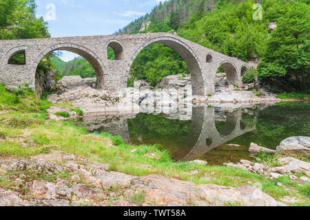 Le plus Dyavolski est une arche au pont sur la rivière Arda situé dans une gorge étroite situé à 10 km de la ville bulgare de Ardino devils bridge Banque D'Images