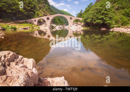 Le plus Dyavolski est une arche au pont sur la rivière Arda situé dans une gorge étroite situé à 10 km de la ville bulgare de Ardino devils bridge Banque D'Images