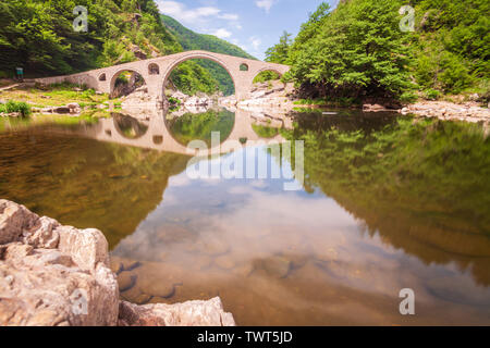 Le plus Dyavolski est une arche au pont sur la rivière Arda situé dans une gorge étroite situé à 10 km de la ville bulgare de Ardino devils bridge Banque D'Images