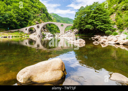 Le plus Dyavolski est une arche au pont sur la rivière Arda situé dans une gorge étroite situé à 10 km de la ville bulgare de Ardino devils bridge Banque D'Images