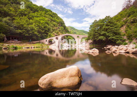 Le plus Dyavolski est une arche au pont sur la rivière Arda situé dans une gorge étroite situé à 10 km de la ville bulgare de Ardino devils bridge Banque D'Images