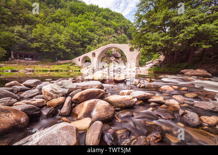 Le plus Dyavolski est une arche au pont sur la rivière Arda situé dans une gorge étroite situé à 10 km de la ville bulgare de Ardino devils bridge Banque D'Images