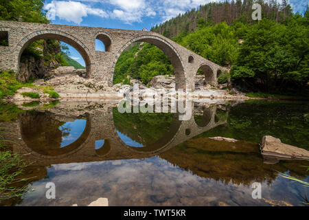 Le plus Dyavolski est une arche au pont sur la rivière Arda situé dans une gorge étroite situé à 10 km de la ville bulgare de Ardino devils bridge Banque D'Images