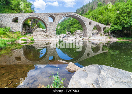 Le plus Dyavolski est une arche au pont sur la rivière Arda situé dans une gorge étroite situé à 10 km de la ville bulgare de Ardino devils bridge Banque D'Images