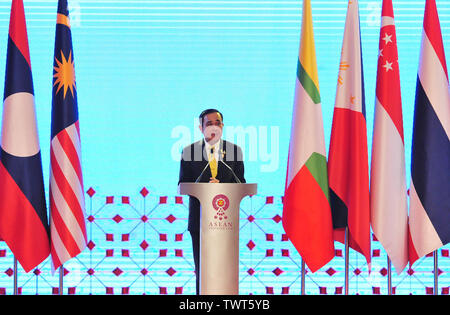 Bangkok, Thaïlande. 23 Juin, 2019. Le premier ministre Prayuth Chan-ocha aborde la cérémonie d'ouverture de l'Association des nations de l'Asie du Sud-Est (ANASE), qui s'est tenue à Bangkok, Thaïlande, le 23 juin 2019. La cérémonie d'ouverture du 34e Sommet de l'ASEAN s'est tenu à Bangkok le dimanche. Credit : Rachen Sageamsak/Xinhua/Alamy Live News Banque D'Images