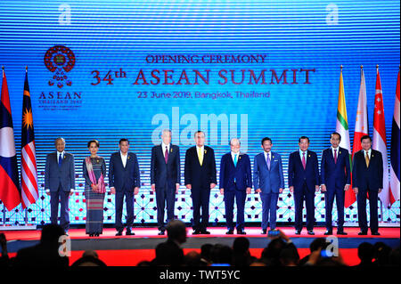 Bangkok, Thaïlande. 23 Juin, 2019. Les dirigeants de l'ASEAN posent pour une photo de groupe lors de la cérémonie d'ouverture de l'Association des nations de l'Asie du Sud-Est (ANASE), qui s'est tenue à Bangkok, Thaïlande, le 23 juin 2019. La cérémonie d'ouverture du 34e Sommet de l'ASEAN s'est tenu à Bangkok le dimanche. Credit : Rachen Sageamsak/Xinhua/Alamy Live News Banque D'Images