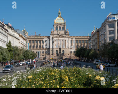 Prague, République Tchèque - 9 juin 2019 : Musée national sur la Place Saint Venceslas sur une longue journée d'été. Une attraction touristique dans le centre-ville historique de Prague. Prise de vue au grand angle. Banque D'Images