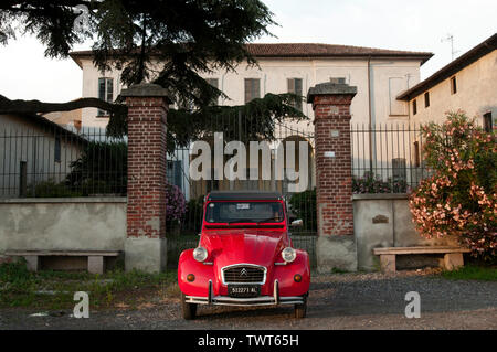 Citroën 2CV rouge photographié en environnement rural (Milan, Italie) Banque D'Images