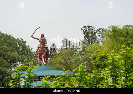 Bangalore, Inde, le 4 juin 2019 : Sculpture de reine Rani Kittur Chennamma sur cheval avec épée à Bangalore, Karnataka, Inde Banque D'Images