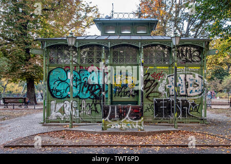 Café Achteck sur Boxhagener Platz, Friedrichshain-Berlin. Les toilettes publiques historique est une reconstruction de l'original des toilettes du 19e siècle Banque D'Images