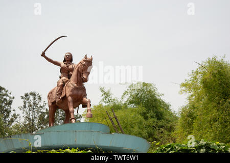 Bangalore, Inde, le 4 juin 2019 : Sculpture de reine Rani Kittur Chennamma sur cheval avec épée à Bangalore, Karnataka, Inde Banque D'Images