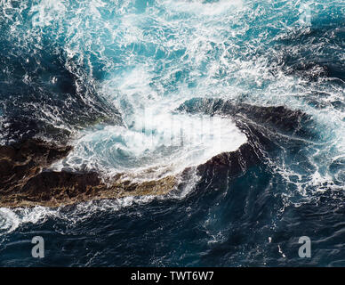 Eau de mer tourbillonnant et tournoyant autour des rochers, bleu et blanc, Océan Pacifique, Forster NSW, Australie Banque D'Images