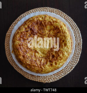 Omelette Espagnole, la tortilla de patata, faite à la maison Banque D'Images