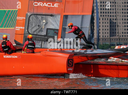 L'équipe Chine SailGP skippé par Phil Robertson en action dans la quatrième course pendant la journée de la course 2, cas 3, cas de la saison 1 SailGP à New York City, New York, United States. Banque D'Images