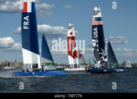 L'équipe de United States SailGP (droite) skippé par Rome Kirby mène au Japon l'équipe de SailGP (centre) skippé par Nathan Outteridge et France SailGP Team skippé par Billy Besson dans la cinquième course pendant la journée de la course 2, cas 3, cas de la saison 1 SailGP à New York City, New York, United States. Banque D'Images